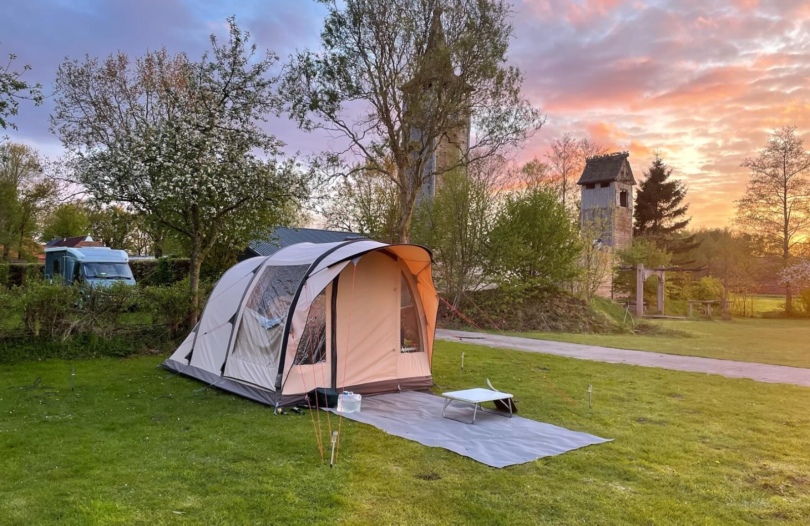 Kamperen met de tent op groene camping in Groningen